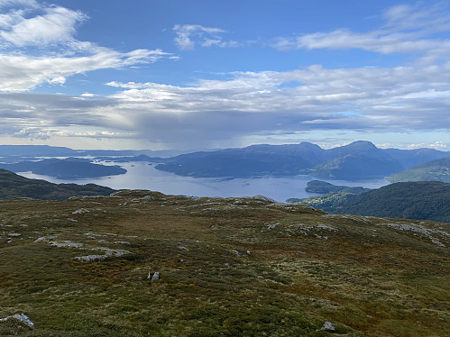 Fra samme sted mot Sunnhordlandsbassenget i retning Skånevik, med Ulvanosa som den dominerende toppen