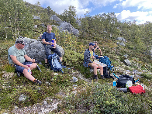 Vel forbi Hjelmen og tid for matpause snaut 2 timar etter turstart