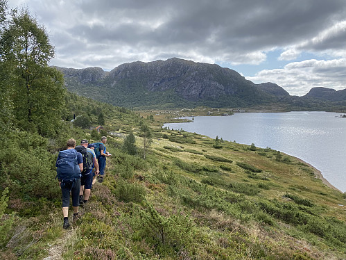 Framme i Sunnmork med Hardhausen midt imot