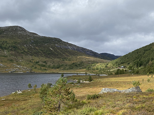 Den gamle fjellgarden ligg vakkert til 475moh