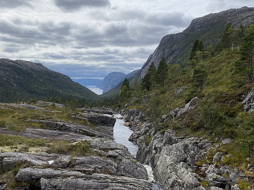 Skurvåna skjer seg ned i berget øvst i Skurvedalen, som ho óg gjer lengst nede mot fjorden