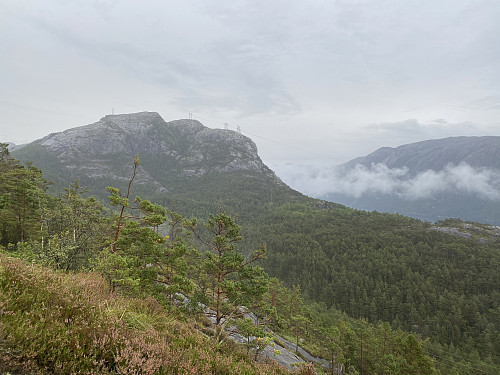 Tilbakeblikk ein halvtimes gange frå Bakken. Me ser kraftlinjene på Kåsaknuten som går til Jørpeland og dei som kryssar fjorden frå Sjohadlet