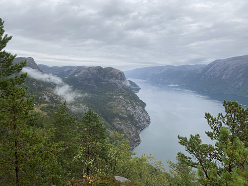 Vel 1 ½ times gange frå Bakken får me framifrå utsikt tilbake mot Bakken, Bratteli og Skurvedalen, dessutan inn heile Lysefjorden