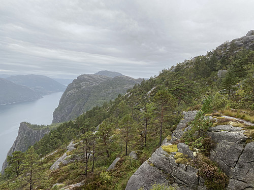 Det meste av stigninga er unnagjort og me ser mot Hengjane og Neverdalsfjellet