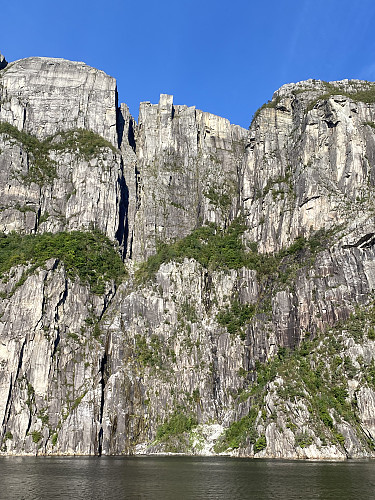 Stolen er sjølve diamanten i Lysefjorden, inga tvil om det, men det er mange fredelege perler ein kan ha for seg sjølv