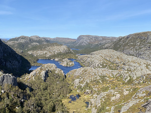 Frå toppen med utsikt nordover i Jørpelandsheia. Me ser Dalavatnet nærast, så litt av Kvednavatnet og Longavatnet