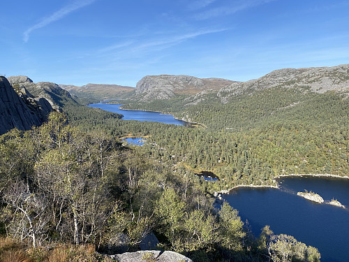 Frå oppunder 620-toppen med praktfull utsikt nordover mot Longavatnet og Vardhusheia. Nærast sjåast nordenden av Kvednavatnet