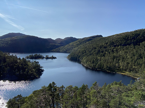 Mot Svartavatnet der me skal ned i utløpsosen til høgre. Dei dominerande toppane er Godlifjellet og Svartavassknuten