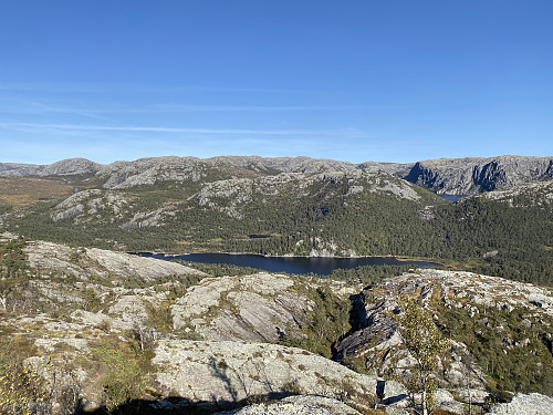Straks på 640-toppen aust for Kvelven med utsikt mot Longavatnet, ein flik av Skivatnet og Krøys austanfor