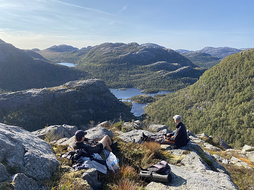 God pause på 640-toppen. Me ser ned i Kvelven, dessutan Øyavatnet og store Nagatjødna med Krossfjellet sentralt