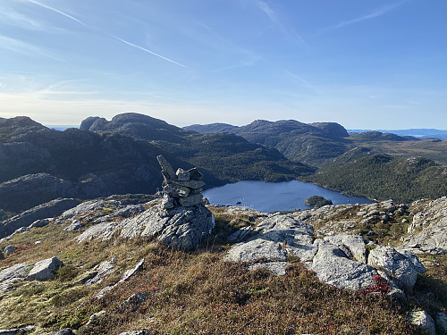 På det vestlege toppunktet på Liaknuten. Me ser ned på Holmavatnet, og Heia-/ Småsilhodnet og Reinaknuten/ Ternefjell er kjenneslege