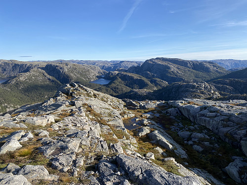 På hovudtoppen av Liaknuten, som truleg har svært få besøk i året. Her ser me tilbake på ruta vår heilt til Nabbane under Bratteliknuten