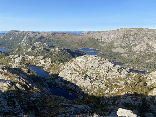 Mot nordenden av Longavatnet og litt av Forenesvatnet. Tjødnane nærast ligg oppe på Liaknuten. Vardhusheia, Brogaheia og Krunefjell dannar bakgrunnen