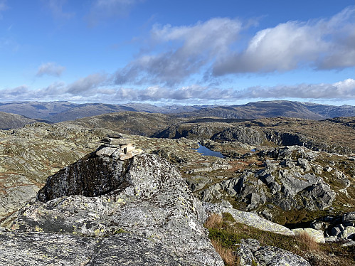 På toppen med nordøstlig utsikt mot Krossfonnutane. Rett over den enkle varden sees Grostølsnuten