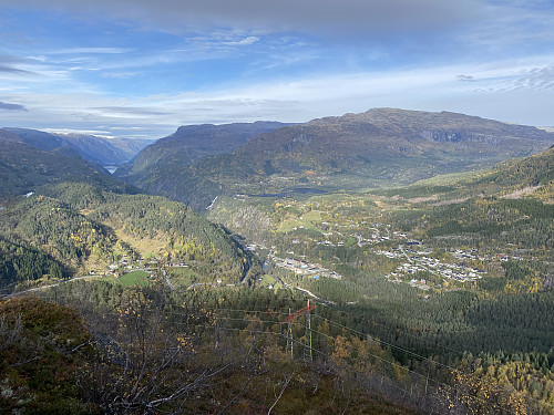 Utsikt mot Skare og Odda fra den østlige fortoppen jeg kom opp til