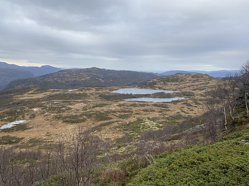 På veg mot Rørtveitstølen med utsikt over Slåtteheia med Heiavatna. Den dominerande toppen er Skipet