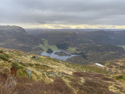 Tilbakeblikk mot stølen og Nattlandsvatnet. Like til høgre for Nattlandsnuten sjåast Fjellsenden
