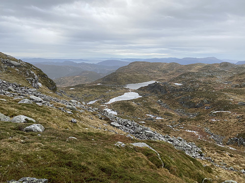 Mot Krotjødna med Junkervarden/Tveitaråheia og Boknafjellet sentralt i bakgrunnen