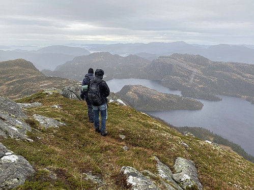 Mot Ullsvatnet med Stølsfjellet og Rødsnuten, og veret er blitt skikkeleg surt