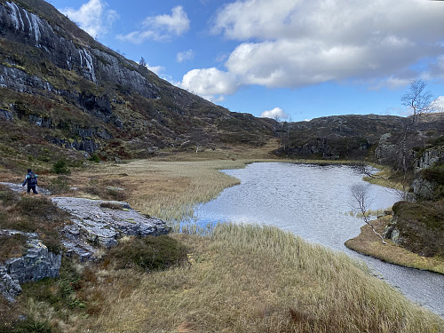 Me passerer ei fin tjørn på om lag 650moh