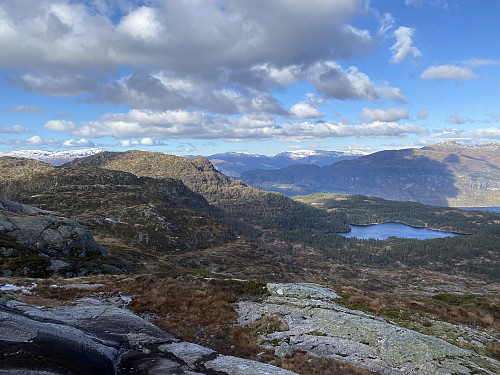 Ditto mot Augnastølsvatnet og Månastølsnuten med Hustveitsåta bakanfor. Hylsfjorden går kvit i den kraftige austavinden