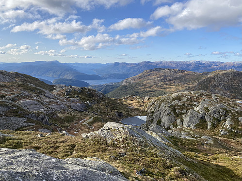 Straks på toppen, og utsikten åpnar seg flott mot Sand, Ropeid og Vindafjorden. Dominerande toppar er Gryte-, Akslands- og Sellandsnuten