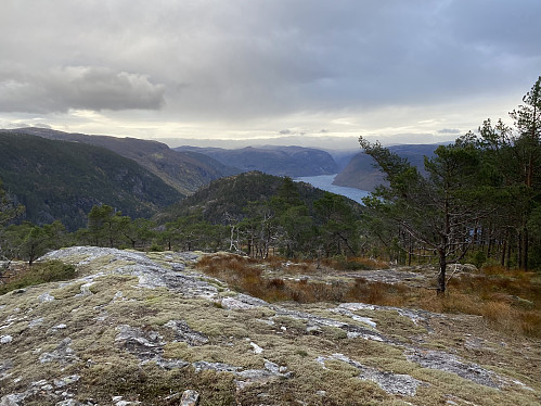 Retur med den uvanleg kraftige austavinden beint imot utetter Jøsenfjorden. Eidaåsen på andre sida av Galtadalen sjåast sentralt