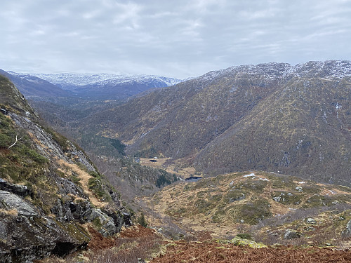 Utsikt ned dalsøkket fra om lag 850moh. Vi ser en flik av E134 ved Grastjørn samt opp Juvarsdalen og Løyningsdalen