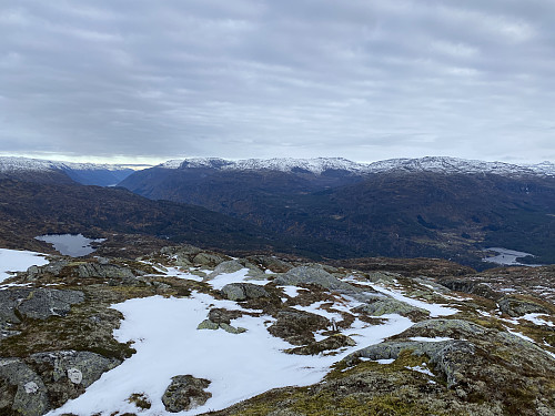 Nordlig utsikt mot Odda. Til venstre sees Nedsta Øktarevatnet og til høyre Lotevatnet under Nordre Krossfonnuten
