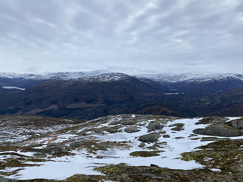 Mot Reinsnosvatnet og vatna i Løyningsdalen med Søre Krossfonnuten imellom