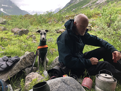 Etter regnet gjør det godt med lunsj og varm drikke under en flyttblokk i Austerdalen