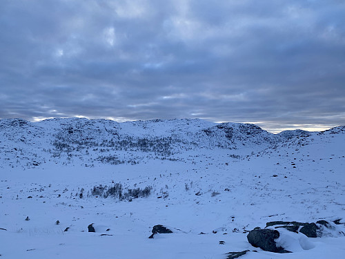 Ved Salaskardet med utsikt mot Grautabotn, Krunefjell og Reinaknuten bak til høgre