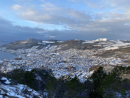 Jørpeland i låg desembersol, dagen etter solsnu