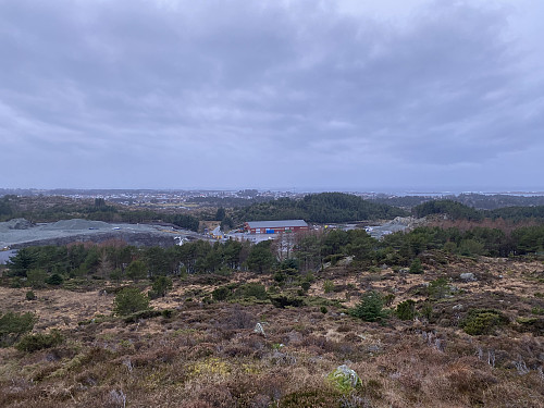 Fra Kjerringtua mot bossplassen i Borgaredalen med Ytraland og Vea i bakgrunnen