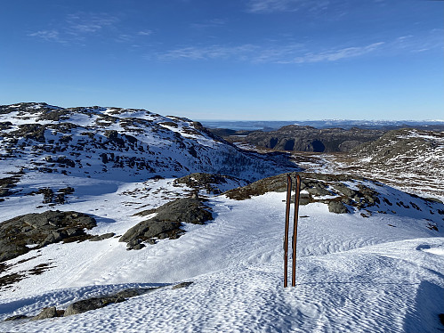 Tilbake ved skia etter avstikkaren vest til Krunefjell. Utsikt mot Krunefjell og Grautabotn