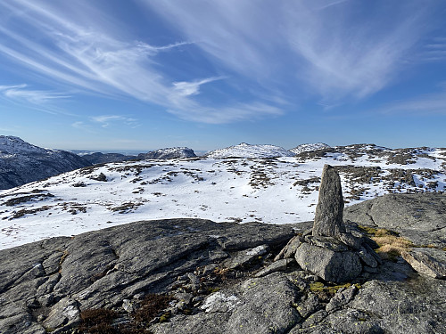 På Bergeheia for tiande gang, her utsikt vestover mot Krunefjell og bl.a. Reinaknuten ovanfor vardesteinen