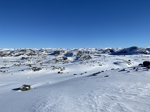 Utsikt frå Husaheia austover mot Krøys. Me ser topprekka frå Tindafjellet via Nordnesknuten til Krøysaheia