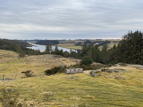 På eit høgdepunkt litt sør for Hilleslandhaugen med tilbakeblikk mot vatnet