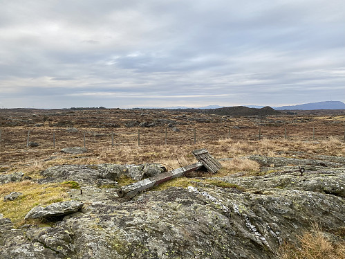 Trigpunktet på Hilleslandhaugen med sjølve toppunktet om lag 100m lenger nord-nordaust (i bakgrunnen)