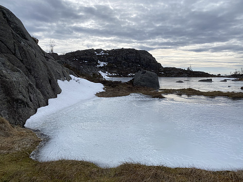 På veg mot 578-toppen i nordaust. Akkurat her var det nyttig med frost og snø for å passera skrenten!