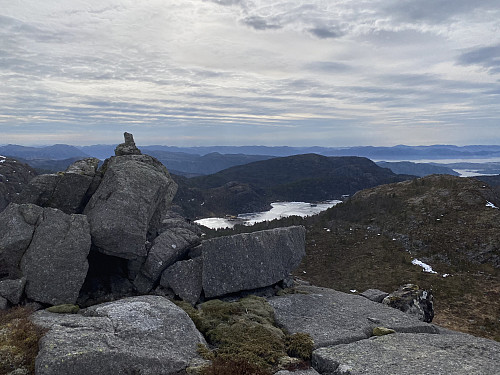 Toppvarden på 570-toppen med utsikt mot Tømmervatnet og Øykjafjellet. Denne toppen er kalla «Noreknuden» på eit snaut 100 år gammalt kart