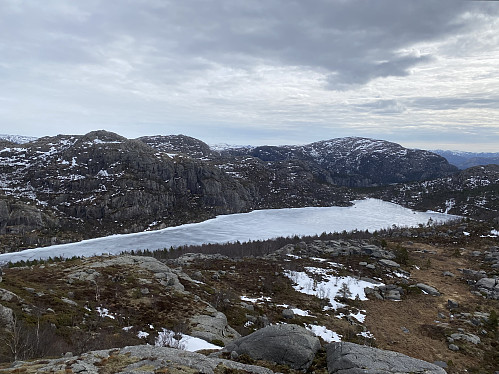 Frå oppunder 578-toppen med panorama over Tinturvatnet. Dei dominerande toppane er Kjeatofjellet, Tårnfjellet og Moslivarden bakerst