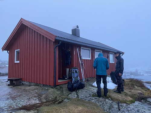 Vel framme i skumringa, og det blir godt å få fyr i omnen!