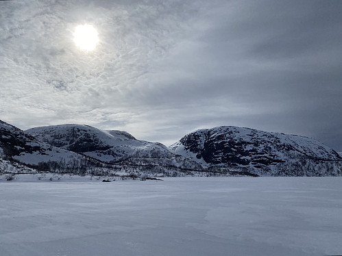 Frå same staden mot Store Urdakveven. Toppen under den bleike solskiva, 875-toppen vest for Vongsatjødnane, er den høgaste i området lansert som Preikestolen nasjonalpark