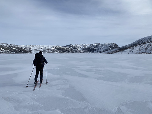 I fint driv over Sandvatnet med kuling og snøføyke frå sida