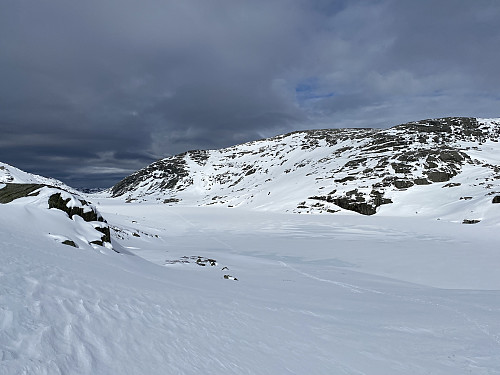 Bergeheia som er høgaste toppen i Krøys, ruvar over Høgavatnet, som med 729 moh er høgstliggande kjelda til Jørpelandsvassdraget