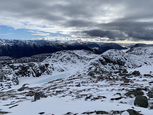 Mot Tvaravatnet, 786-toppen vestanfor og Nordafjellet i bakgrunnen. Lengst bak sjåast ein flik av Lysefjorden med Neverdalsfjellet