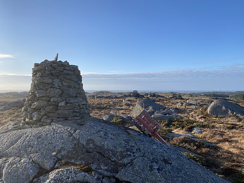 Nordleg utsikt fra Sandvevarden. Verdens største fartøy ligg ved Kalstø i høgre bildekant