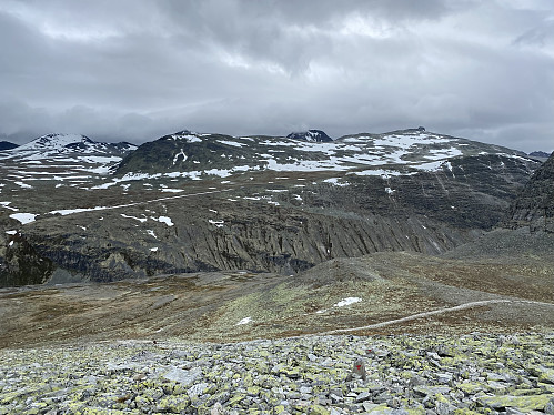 Jeg vinner høyde og får flott utsikt mot Smiubelgen med Vesle- og Storesmeden, Steet og Ljosåbelgen dominerende