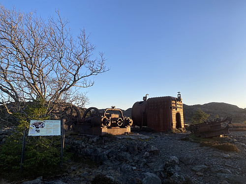 Dampkjelen og -maskinen ved gruva med Søre Sålefjell som kulisse